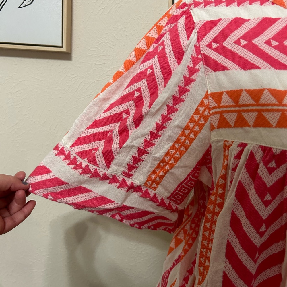 NWOT Geometric Textured V-Neck Top - Picture 4 of 5
